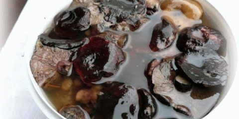 Mliječne pečurke su pocrnjele: šta učiniti, da li ih je moguće jesti, kako izbjeliti